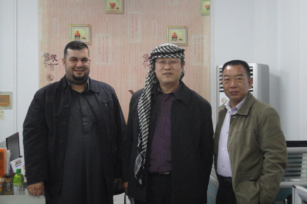 伊拉克客商盛贊數控壓力機，贈阿拉伯頭巾